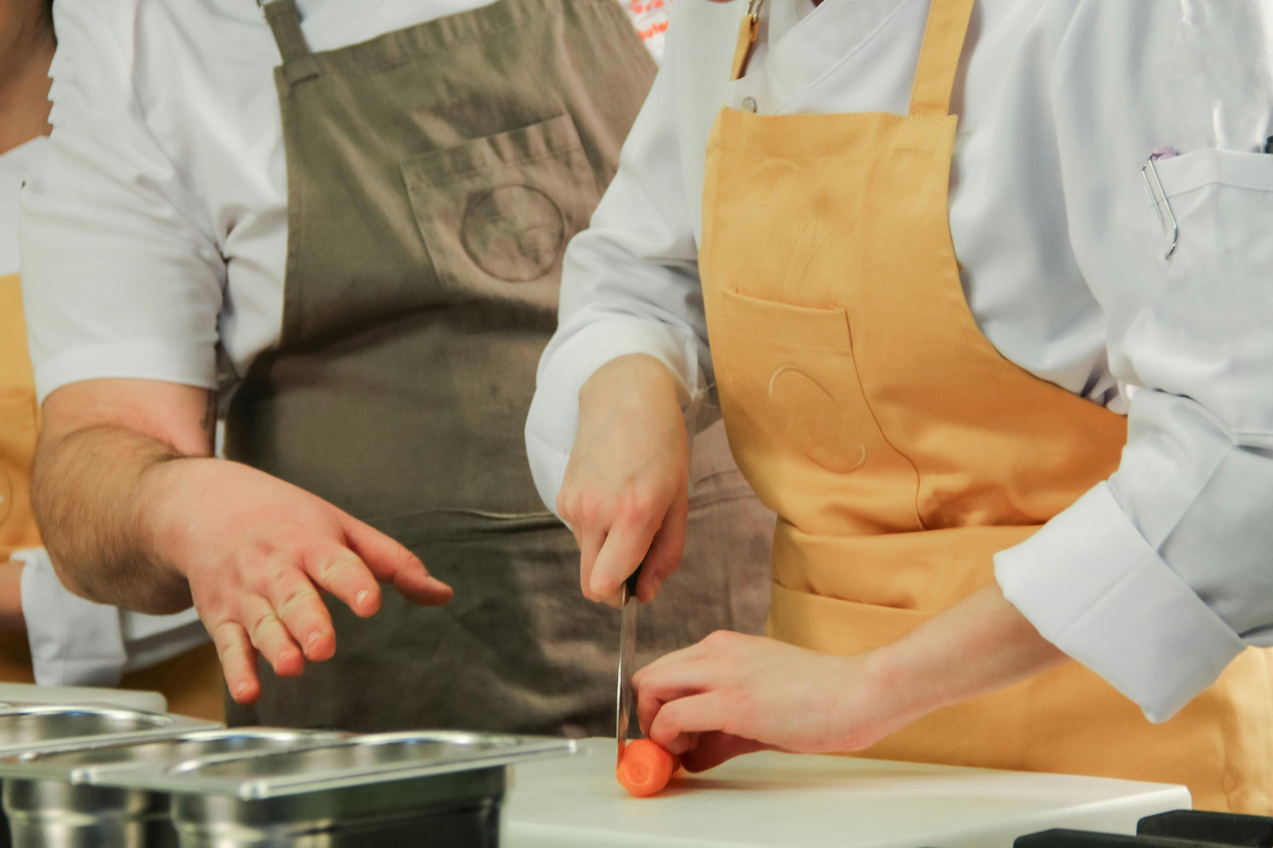 マンツーマンレッスンを受ける女性